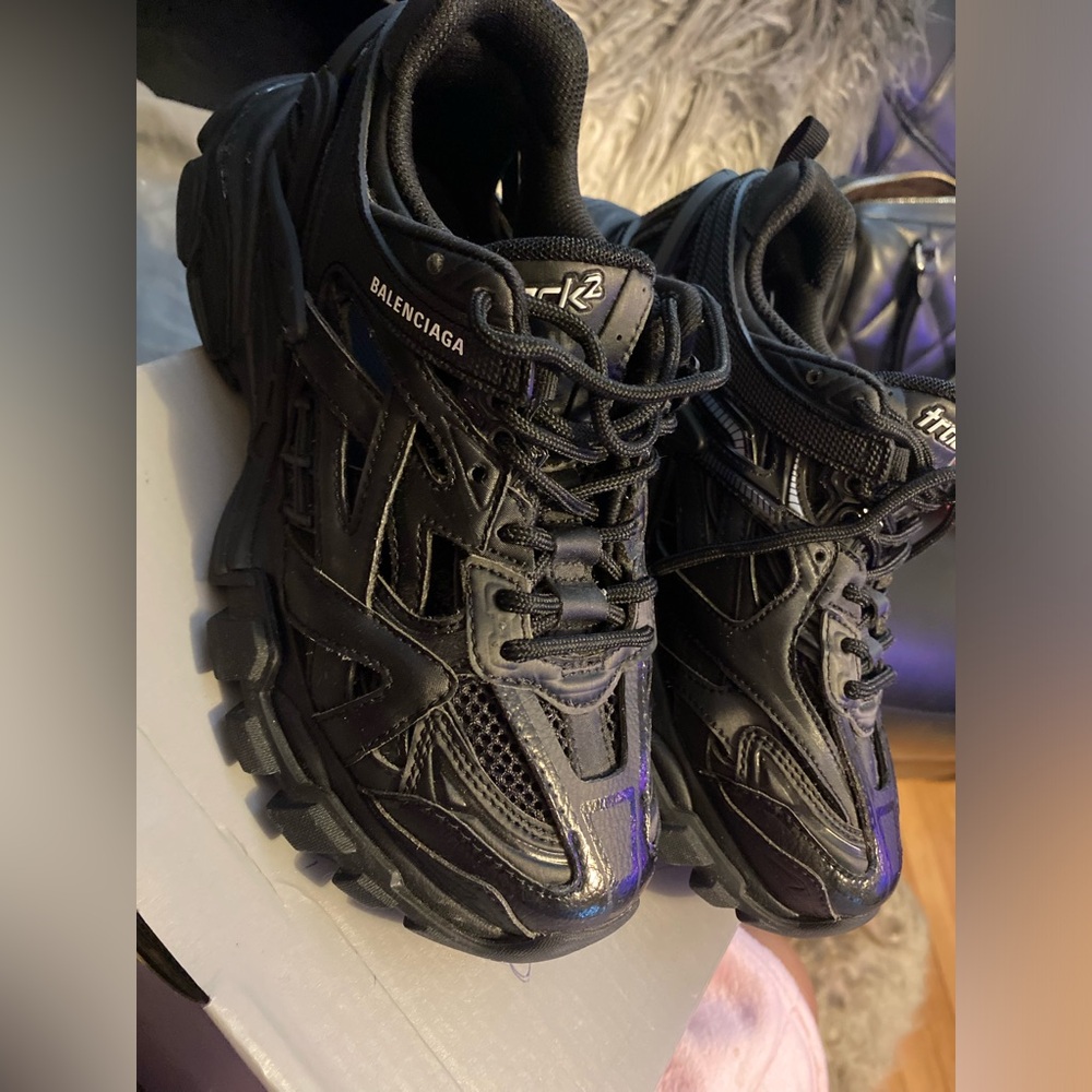 Kids size 2.5 balenciaga all black!
Wore once on my daughter